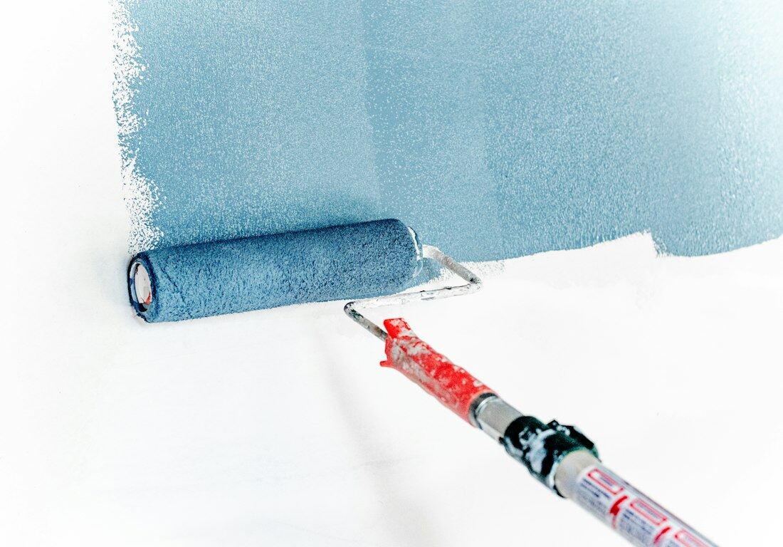 Rouleau de peinture sur un mur