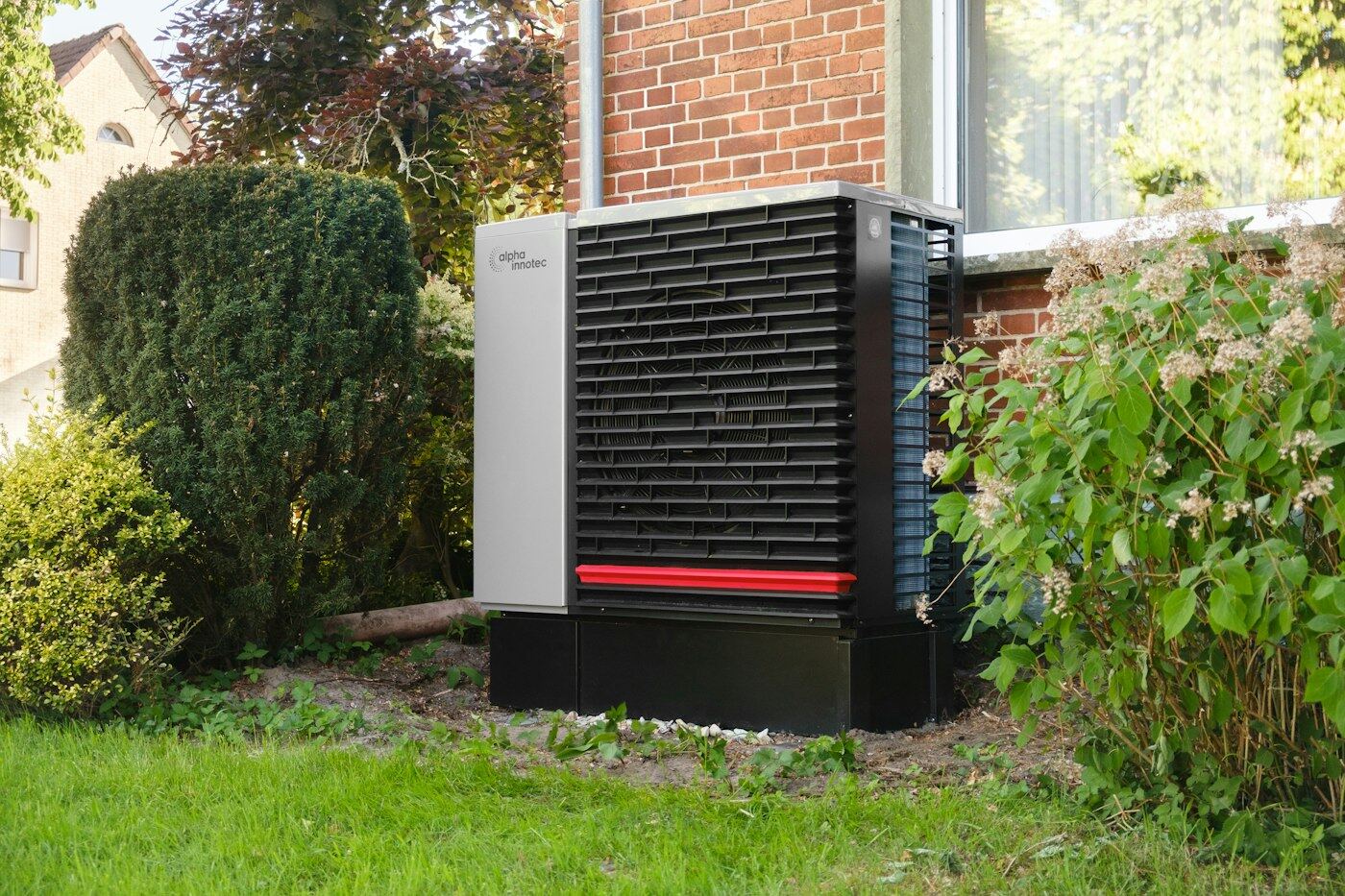 Pompe à chaleur air/eau installée dans le jardin d’une maison