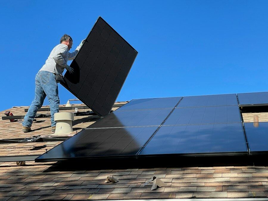 Installateur posant un panneau photovoltaïque sur un toit